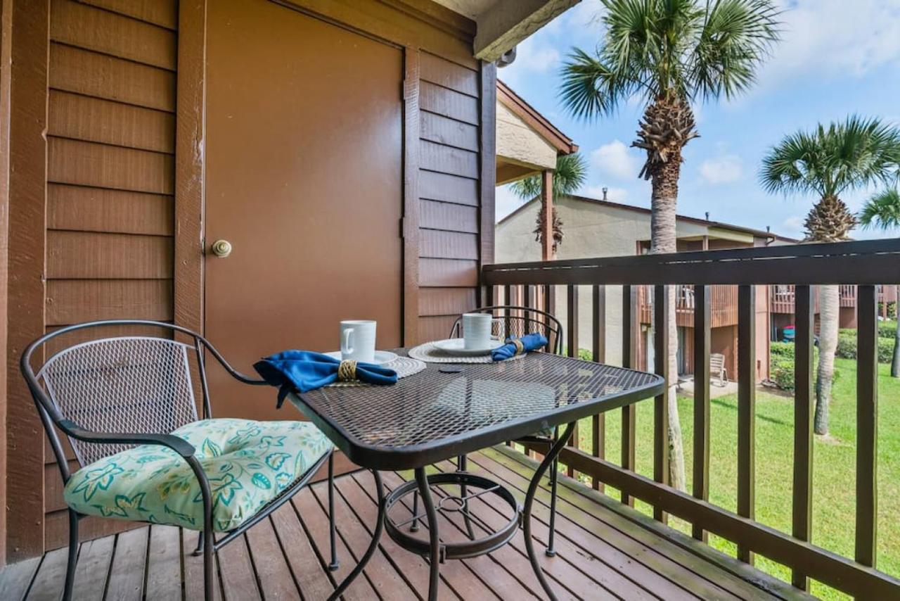 Experience Starlit Nights From Beach Happy's Balcony Overlooking The Community Pool At Beachwalk Holiday home