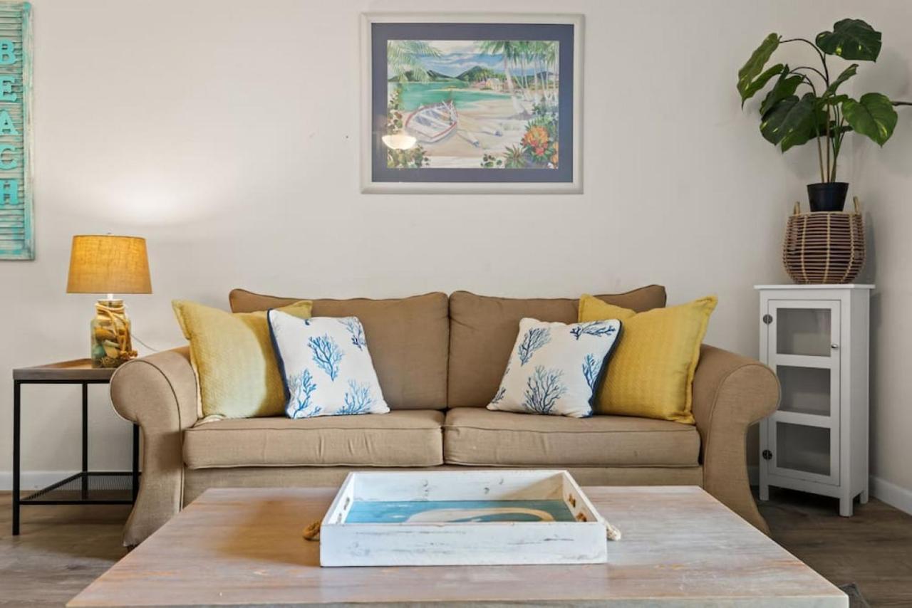 Experience Starlit Nights From Beach Happy's Balcony Overlooking The Community Pool At Beachwalk Holiday home